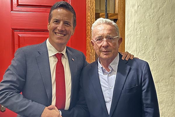 Senador estadounidense Bernie Moreno en compañía del expresidente Álvaro Uribe Vélez. Foto @berniemoreno en X