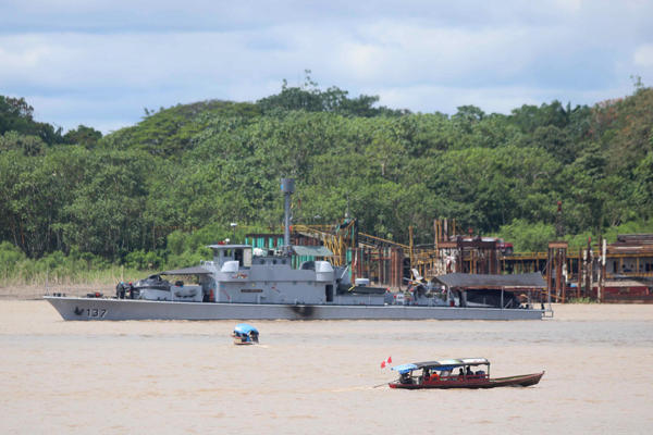 Una patrulla fluvial navega, en la población de Santa Rosa, una isla en medio del río Amazonas bajo soberanía peruana, situada frente a la ciudad colombiana de Leticia, en la triple frontera amazónica con Brasil. Las banderas peruanas relucen por las escasas calles de Santa Rosa, la pequeña población objeto de controversia entre Colombia y Perú después de que el presidente colombiano, Gustavo Petro, acusara al Gobierno peruano de "apropiarse" ahora de un terreno que hace al menos medio siglo habitado como una parte más de Perú. EFE/ Stringer 