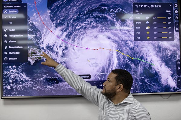 El predictor de la Oficina Nacional de Meteorología, Wagner Rivera, señala una pantalla con las alteraciones meteorológicas, en Santo Domingo (República Dominicana). EFE/ Orlando Barría