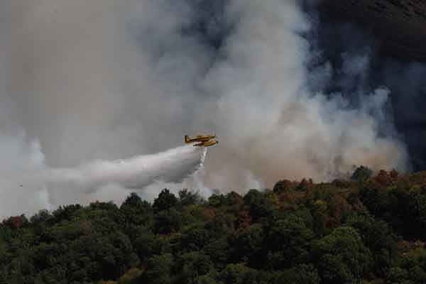 Un hidroavión en labores de extinción del incendio en los Montes del Courel, en las inmediaciones de Cruz de Outeiro. EFE/EliseoTrigo