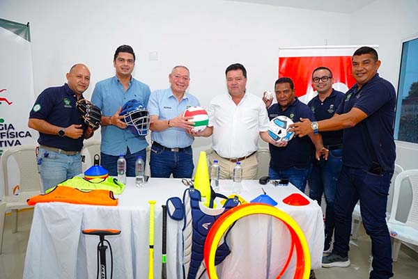 Fortaleciendo la estrategia deportiva de Ciénaga: entrega de implementos deportivos. /Foto Drummond