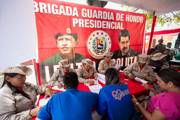 Personas participan en una jornada de alistamiento de la Milicia Bolivariana de Venezuela, este sábado en Caracas (Venezuela). El presidente de Venezuela, Nicolás Maduro, convocó a una jornada de alistamiento de las "fuerzas milicianas" durante este fin de semana, en respuesta al patrullaje de buques que planteó Estados Unidos en aguas del Caribe. EFE/ Ronald Pena R 