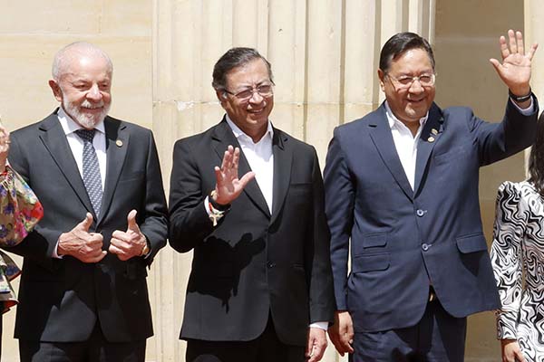 El presidente de Colombia, Gustavo Petro (c), el presidente de Brasil, Luiz Inácio Lula da Silva (i) y el presidente de Bolivia, Luis Arce, saludan durante la V Cumbre de Países Amazónicos este viernes, en Bogotá (Colombia). El encuentro de presidentes tiene como propósito consensuar una declaración conjunta sobre la protección de la Amazonía que será presentada en la COP30, que se celebrará del 10 al 21 de noviembre en Belém do Pará (Brasil). Foto EFE/ Mauricio Dueñas Castañeda.