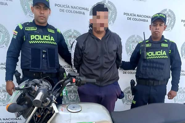 El capturado fue aprendido por los miembros de la Polícia Metropolitana de Santa Marta. 