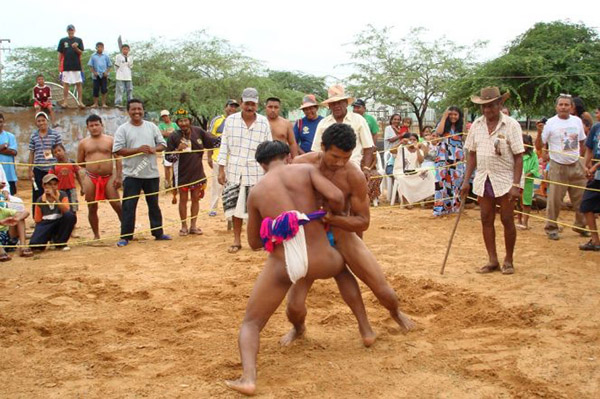 La lucha masculina es uno de los juegos tradicionales que se desarrollan en los juegos Wayúu. Foto www.LaGuajiraHoy.com 