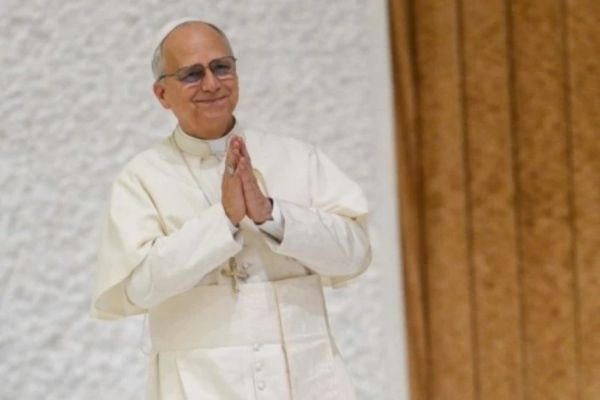 El Papa León XIV ingresa en el Aula Pablo VI del Vaticano al inicio de una Audiencia General. | Crédito: Vatican Media/AciPrensa