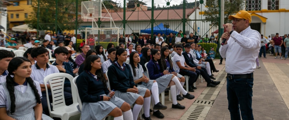 El Ministro TIC, Julián Molina, visitó este municipio cundinamarqués para dejar 133 computadores que beneficiarán a 421 niños y niñas de la Institución Educativa Departamental Integrada de Cabrera.