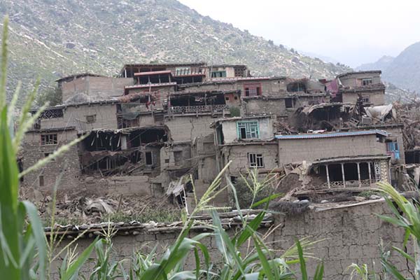 Centenares de edificios dañados tras el terremoto en la localidad de Kunar, Afganistán. EFE/EPA/Stringer