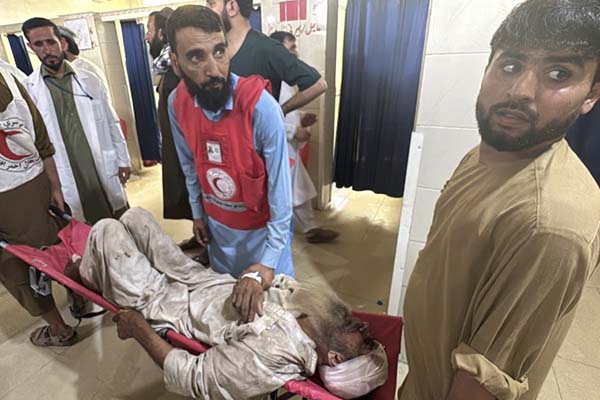 Una víctima herida de un terremoto es trasladada a un hospital en Jalalabad, Afganistán. EFE/EPA/Hamid Sabawoon. Una víctima herida de un terremoto es trasladada a un hospital en Jalalabad, Afganistán. EFE/EPA/Hamid Sabawoon.
