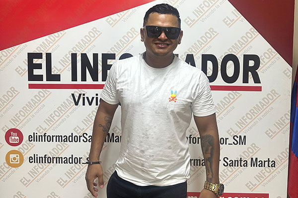 Su propuesta musical ha explorado géneros como el reguetón de la vieja escuela. / Foto en su visita a EL INFORMADOR