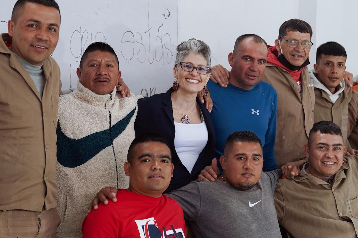 En el marco del programa Cultura para la Libertad, la viceministra de los Patrimonios, Saia Vergara Jaime, dio apertura a un Taller de Formación en el Oficio de Talla en Madera en Pasto en Cárcel y Penitenciaria de Media Seguridad de Pasto (Nariño).  Foto MinCulturas.    