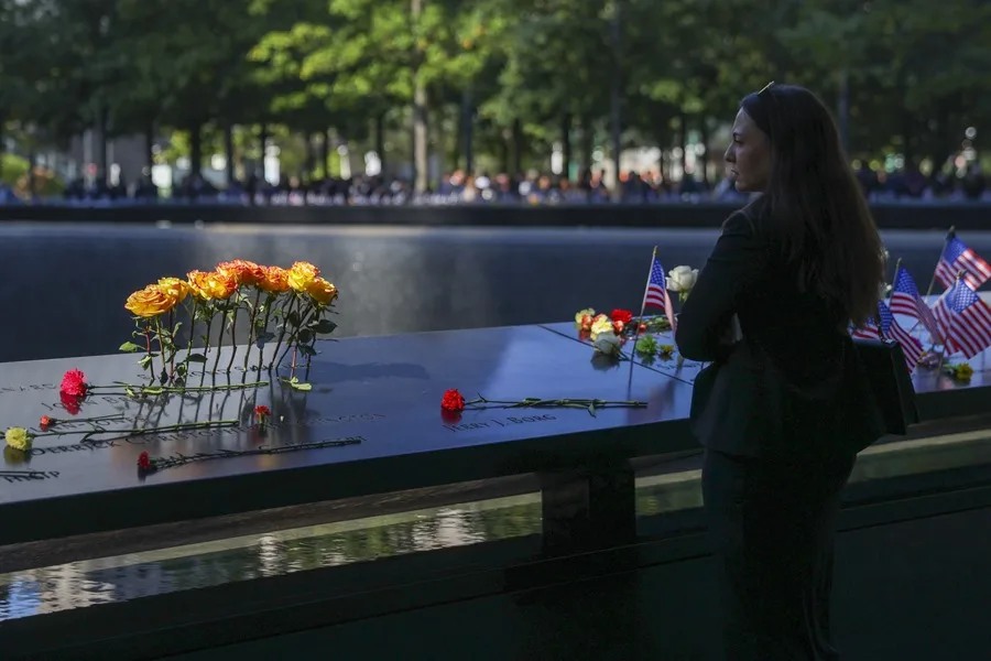 Vista de los actos conmemorativos para recordar a las víctimas de los atentados del 11 de septiembre de 2001, en Nueva York, este jueves. EFE/Sarah Yenesel.