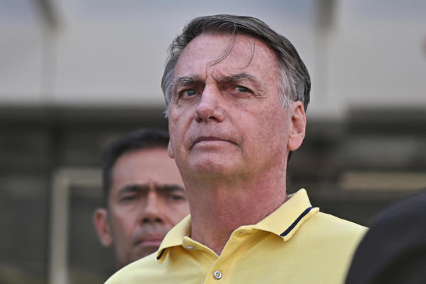 Fotografía de archivo del 16 de agosto de 2025 del expresidente de Brasil Jair Bolsonaro saliendo del hospital DF Star, en Brasilia (Brasil). Durante años, Bolsonaro fue venerado como el "mito" de la extrema derecha brasileña, idolatrado por sus seguidores como el presidente que dio rienda suelta a los intereses de los sectores más conservadores de Brasil. Hoy ese mito se derrumba tras ser declarado culpable por golpe de Estado. EFE/ Andre Borges ARCHIVO.
