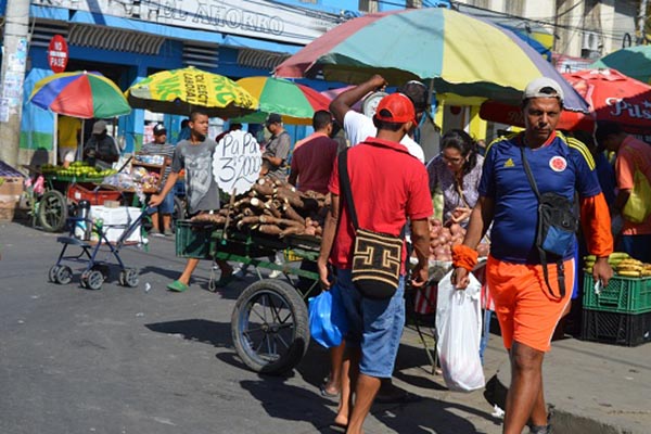 Samarios comprando en el Mercado Público de Santa Marta. Foto archivo  EL INFORMADOR, derechos reservados.