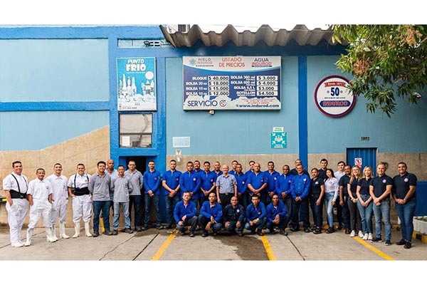 Para Eduardo sus colaboradores de Indurod son como familia. Foto cortesía.
