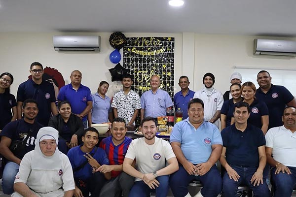 Don Luis Eduardo Pinzón, junto a sus trabajadores celebrando su cumpleaños. Foto cortesía de sus familiares. Don Luis Eduardo Pinzón, junto a sus trabajadores celebrando su cumpleaños. Foto cortesía de sus familiares.