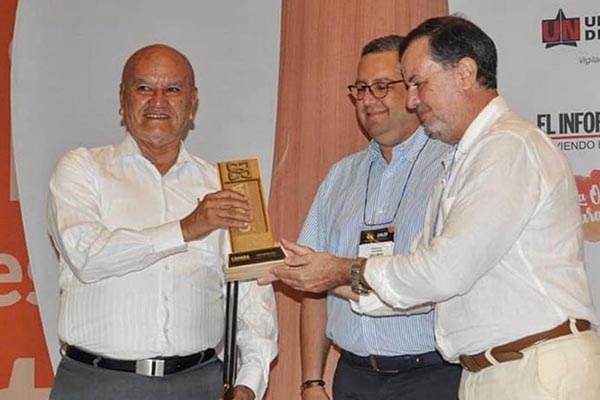 Eduardo Pinzón Alvarado recibiendo un premio por parte de la Cámara de Comercio. Foto cortesía de sus familiares Eduardo Pinzón Alvarado recibiendo un premio por parte de la Cámara de Comercio. Foto cortesía de sus familiares
