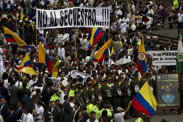 Manifestación de familiares y víctimas del secuestro en Colombia protestando en contra de este crimen. Foto EFE 