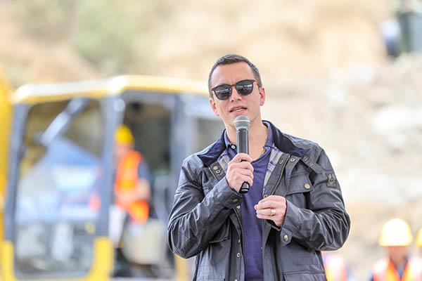  Fotografía cedida por la Presidencia de Ecuador del presidente de Ecuador, Daniel Noboa, hablando durante un acto de Gobierno en San José de Chimbo, Ecuador. Daniel Noboa llamó “revoltosos” al movimiento indígena que ha convocado protestas contra su decisión de eliminar por decreto el subsidio al diésel, y les exhortó a “que se pongan trabajar y dejen de fregar la vida”. (Foto EFE/ Presidencia de Ecuador 