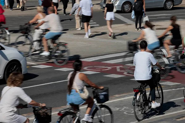 Un grupo de personas en bicicleta cruzan un paso de cebra en Valencia durante este viernes en el que se celebra el Día sin Coches. EFE/Ana Escobar