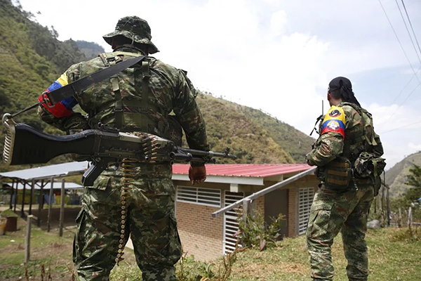 Guerrilleros de las disidencias de las FARC, recorriendo una zona de Colombia. Foto EFE/ Ernesto Guzmán