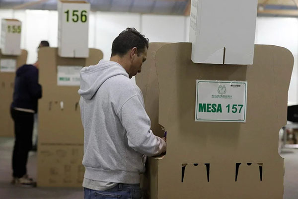 Ciudadano ejerciendo su derecho al voto durante la jornada electoral en Colombia. Foto EFE