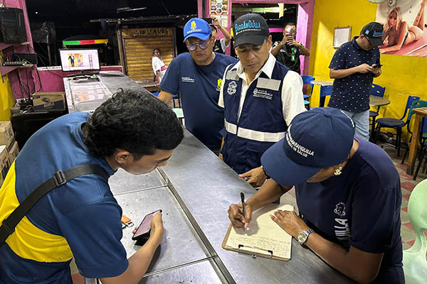 Operativos de control en zonas priorizadas en el marco del Cerco Institucional para la atención de la emergencia por consumo de licor artesanal. Foto Alcaldía de Barranquilla.
