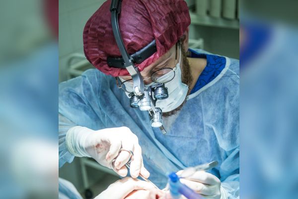 El momento de la intervención quirúrgica es ‘la hora de los valientes’, para el cirujano y para el paciente. (Foto: Olga Guryanova-Unsplash).