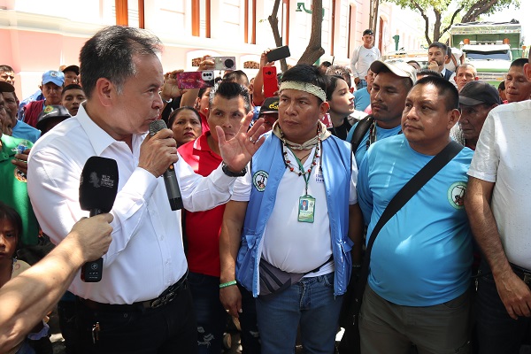 William Villamizar, Gobernador de Norte de Santander hablando con el líder del resguardo Motilón Barí y otras autoridades indígenas en una manifestación en Cúcuta. Foto EFE