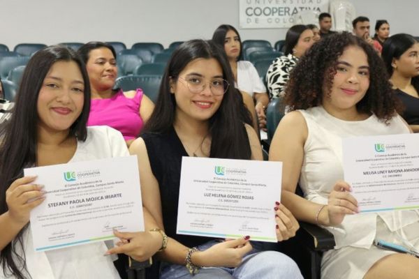 Stefany Paola Mojica Iriarte, Luz Helena Gómez Rojas, Melissa Liney Bayona Amador, estudiantes del programa de Comercio Internacional de la Ucc sede Santa Marta que obtuvieron tres de los mejores promedios acumulados en el 2025-1. Foto Ucc Santa Marta  