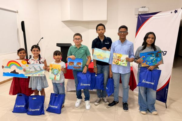 Los ganadores recibieron como premios tabletas electrónicas y kits de pintura, herramientas que servirán para estimular la continuidad de su proceso artístico y académico. Foto Cajamag 