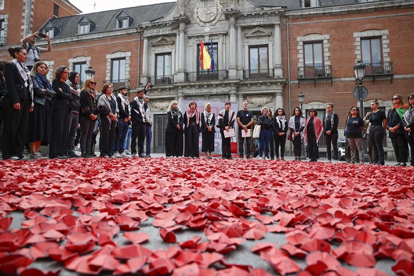 Miles de amapolas de papel como símbolo de cada una de las personas palestinas asesinadas en estos dos años a manos del Ejército Israel en el acto organizado frente al Ministerio de Asuntos Exteriores, Unión Europea y Cooperación por la Comisión Española de Ayuda al Refugiado en la plaza de la Provincia de Madrid. EFE/ Daniel González