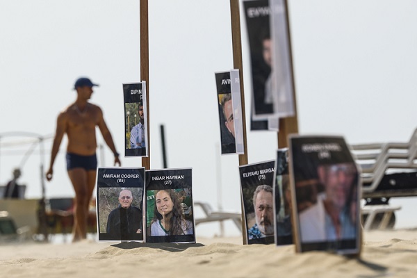 Con la instalación de 22 banderas y 48 retratos la organización Río de Paz realizó una manifestación para condenar el terrorismo, exigir la liberación de los rehenes israelíes aún cautivos en Gaza y rendir homenaje a las víctimas del atentado perpetrado por Hamás en 2023. EFE/ Antonio Lacerda