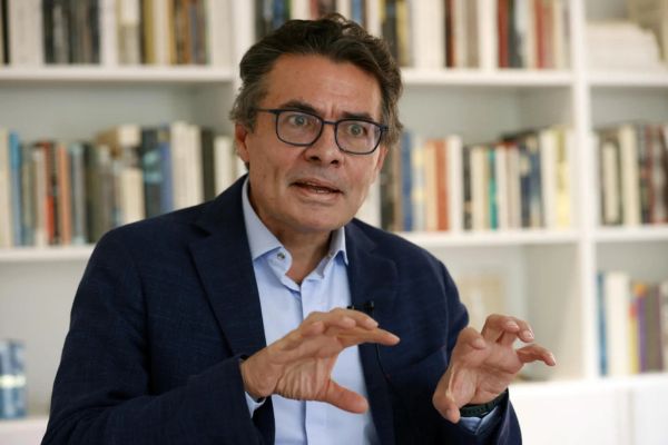 Alejandro Gaviria, exministro de salud de Colombia habla durante una entrevista en Bogotá. Foto EFE/Mauricio Dueñas Castañeda