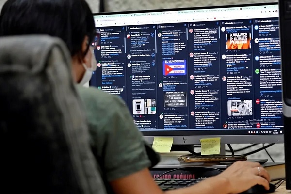 Fotografía de una mujer que trabaja con redes sociales. EFE/Ernesto Mastrascusa