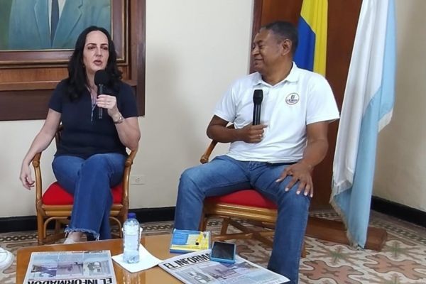 María Fernanda Cabal, Senadora del Centro Democrático y precandidata presidencial de Colombia en compañía de Mauris Gonzáles, Jefe de redacción de EL INFORMADOR en la sala de tertulias ‘Pepe Vives Campo’. Foto todos los derechos reservados EL INFORMADOR