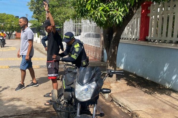 En la sede principal del Denzil Escolar, uniformados realizan verificación de antecedentes como parte de las acciones para garantizar entornos escolares seguros. Foto cortesía La Guajira Hoy 