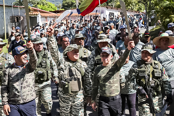 Fotografía cedida por la oficina de prensa del Ministerio de Interior, Justicia y Paz, que muestra al ministro de Interior, Diosdado Cabello, acompañado de seguidores del gobierno en un acto de juramentación en La Guaira. EFE/ Ministerio De Interior, Justicia y Paz