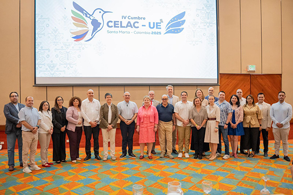 Carlos Pinedo Cuello, alcalde de Santa Marta, en compañía de delegados de diferentes países, ultimando detalles para la próxima cumbre CELAC-UE. Foto Alcaldía de Santa Marta 