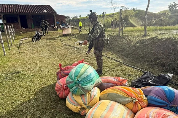Soldado del Ejército Nacional con un saco de clorhidrato de cocaína que fue confiscado. Foto Ejército Nacional.