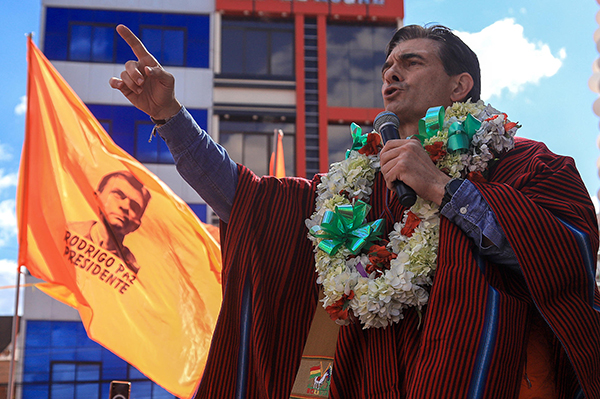 Fotografía del candidato a la Presidencia de Bolivia, Rodrigo Paz, del Partido Demócrata Cristiano (PDC), hablando durante el cierre de su campaña en El Alto, Bolivia. Exdiputado, exalcalde, economista de profesión y nacido en España por el exilio de sus padres, el senador centrista Rodrigo Paz Pereira aspira a revalidar el apoyo mayoritariamente popular que lo llevó a disputar la segunda vuelta presidencial hoy 19 de octubre con el exmandatario conservador Jorge Tuto Quiroga. (Foto EFE/ Gabriel Márquez Archivo)