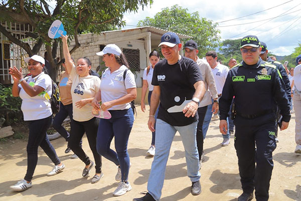 Carlos Pinedo Cuello, Alcalde de Santa Marta, en compañía de funcionarios de la administración distrital y de la Policía Nacional en el barrio Colinas del Río. Foto Alcaldía 