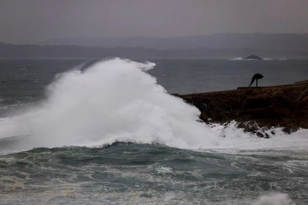 El fuerte oleaje en las costas guajiras refleja la inestabilidad atmosférica que continúa afectando la región durante esta temporada de lluvias. Foto EFE