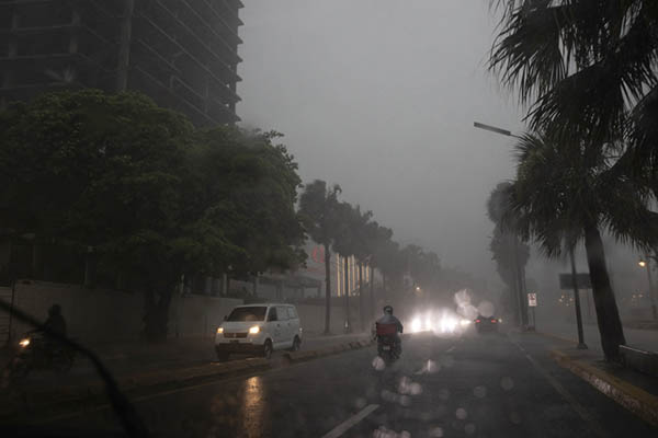 Vehículos transitan por una calle inundada este martes, en Santo Domingo (República Dominicana. EFE/ Orlando Barría Vehículos transitan por una calle inundada este martes, en Santo Domingo (República Dominicana. EFE/ Orlando Barría