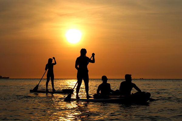 Desde el mar, los turistas aprecian la belleza natural y los atardeceres únicos que hacen de Santa Marta uno de los destinos más visitados del Caribe colombiano. Foto: Derechos reservados / EL INFORMADOR Desde el mar, los turistas aprecian la belleza natural y los atardeceres únicos que hacen de Santa Marta uno de los destinos más visitados del Caribe colombiano. Foto: Derechos reservados / EL INFORMADOR