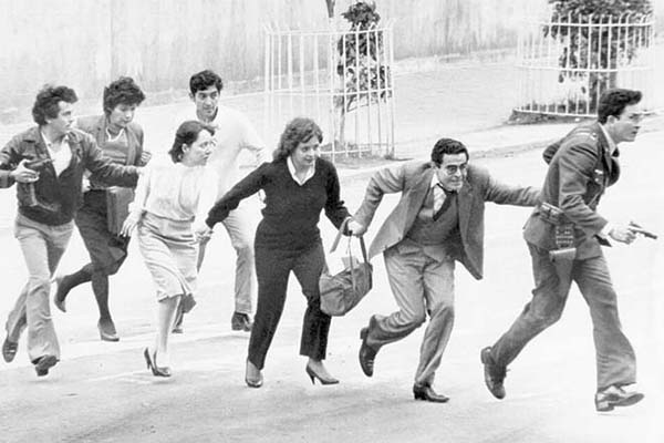 El asaltó del M-19, que comenzó el 6 de noviembre, terminó al día siguiente con una “desproporcionada operación” militar, según determinó la Comisión de la Verdad que investigó los hechos años después. Tres décadas después, uno de los acontecimientos más dramáticos de la historia del conflicto armado que vive este país, muchas familias siguen buscando a sus desaparecidos y reclamando justicia. Foto Archivo EL INFORMADOR.