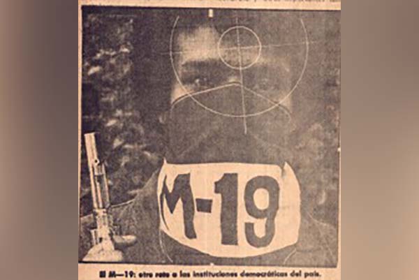 Guerrillero del M-19 en la toma del Palacio de Justicia. Foto Archivo EL INFORMADOR.