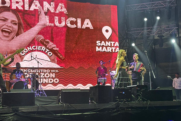Adriana Lucía contagió de alegría y sabor caribeño al público de Pescaito durante su presentación en el concierto ‘Reencuentro en el Corazón del Mundo’, en el marco de la Cumbre Celac 2025 en Santa Marta. Foto derechos reservados EL INFORMADOR  