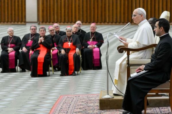 El Papa durante la audiencia junto a su secretario | Crédito: Vatican Media/AciPrensa 