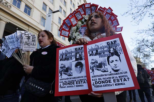 Aunque hace 52 años que terminó la dictadura de Augusto Pinochet (1973-1990), ha vuelto a ser un tema a debate en la campaña a las presidenciales de hoy: por primera vez en la historia, tres de los ocho candidatos a La Moneda justifican el golpe y, en distinta medida, la dictadura, y dos de ellos son familiares directos de altos cargos durante el régimen. (Foto EFE/ Elvis González)